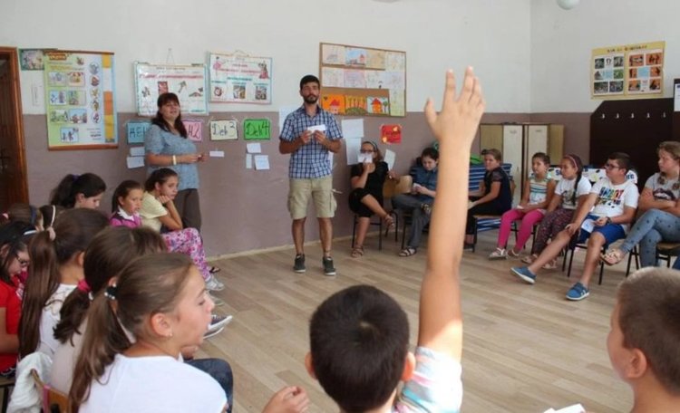 Помагат на стотици родители да гледат децата си в Кърджали