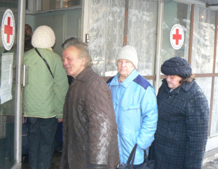 Червеният кръст стартира раздаването на хранителни продукти на нуждаещи се