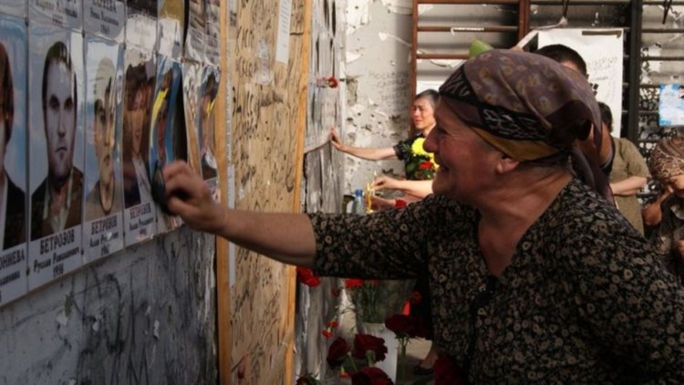 Руската полиция арестува журналистки, отразяващи годишнината от трагедията в Беслан