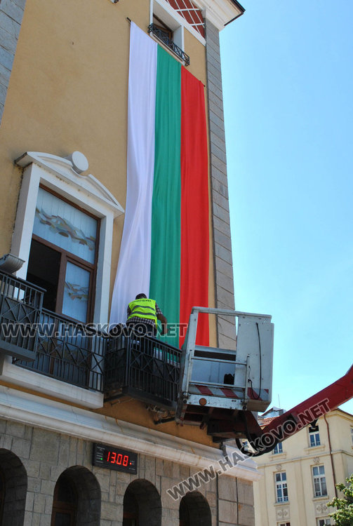 7.5-метрово национално знаме грейна на фасадата на общината