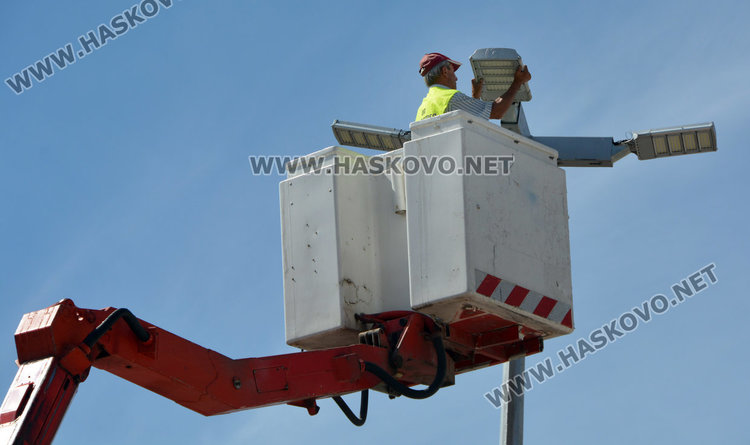 Сменят уличните лампи със светодиоди, откриват горещ телефон