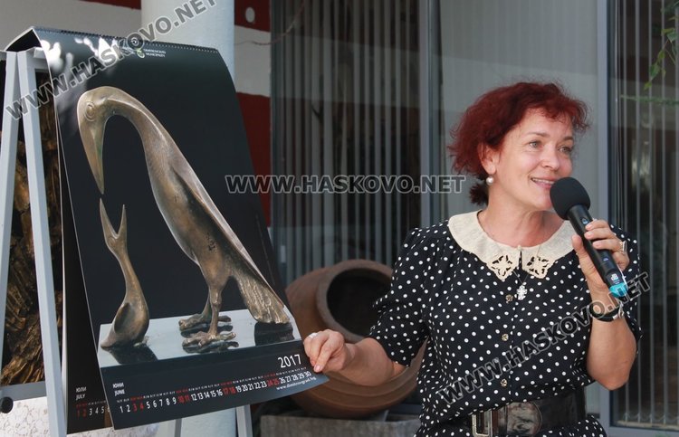 Уредникът на галерия "Петко Чурчулиев" Антоанета Станчева представи новия календар на Община Димитровград