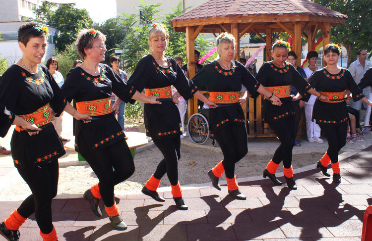 Кметът подари колела на деца с увреждания  