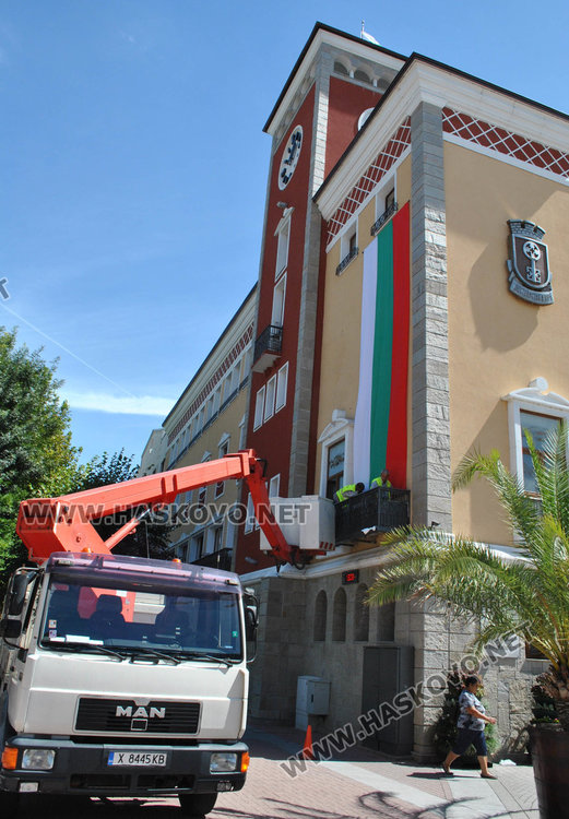 7.5-метрово национално знаме грейна на фасадата на общината