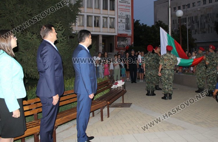 Празникът започна с церемония по вдигане на националното знаме