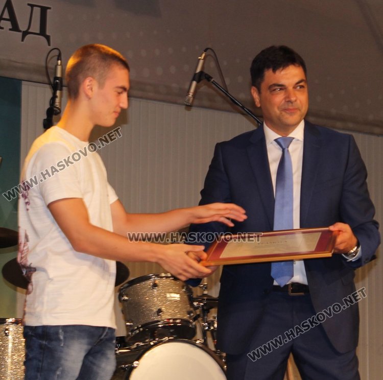 10 деца и младежи получиха отличия за празника на Димитровград