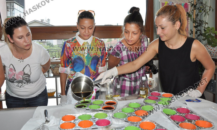 Ирина Йорданова (вляво), а до нея е Антония Костова