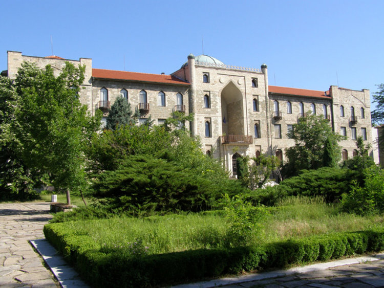 Одежди, тъкани със злато, стрували колкото цял град