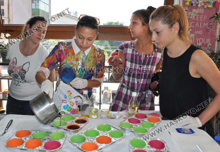 Млада дизайнерка от Ловеч учи хасковлии да леят декоративни свещи