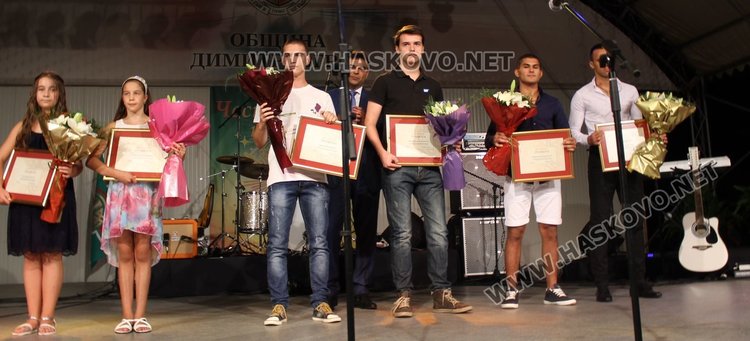 Десет деца и младежи, прославили Димитровград с отлично си представяне в международни конкурси и турнири през годината бяха отличени на церемонията за рождения ден на града
