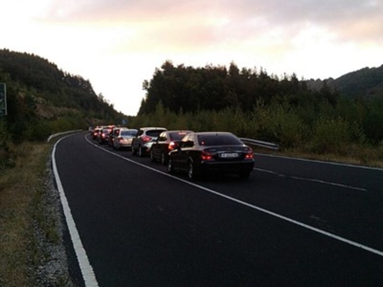 Задръстване на ГКПП "Маказа" още преди съмване, опашката е вече над 2 км  