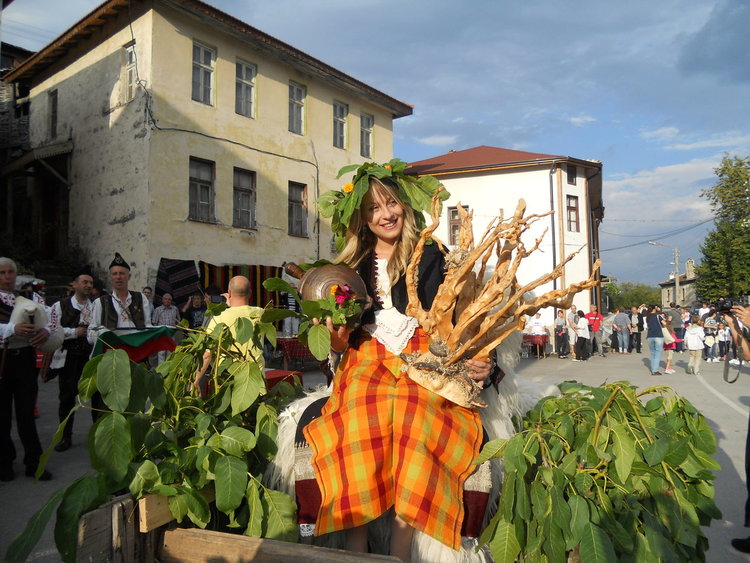 Кралица на ореха посрещнаха в Орехово, почетоха и героя от Руско-Турската освободителна война Радю Овчаров