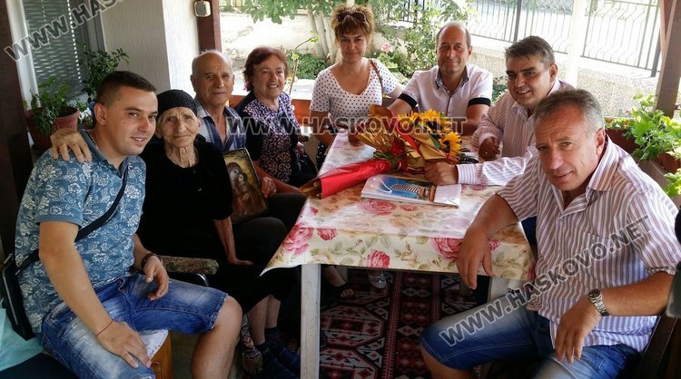 Близки и приятели почетоха юбилея на възрастната жена