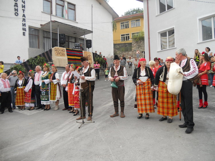 Кралица на ореха посрещнаха в Орехово, почетоха и героя от Руско-Турската освободителна война Радю Овчаров
