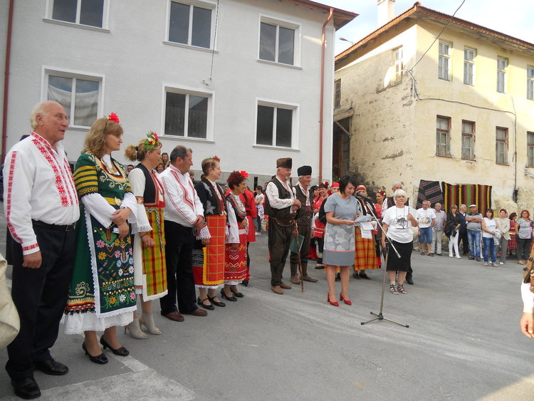 Кралица на ореха посрещнаха в Орехово, почетоха и героя от Руско-Турската освободителна война Радю Овчаров