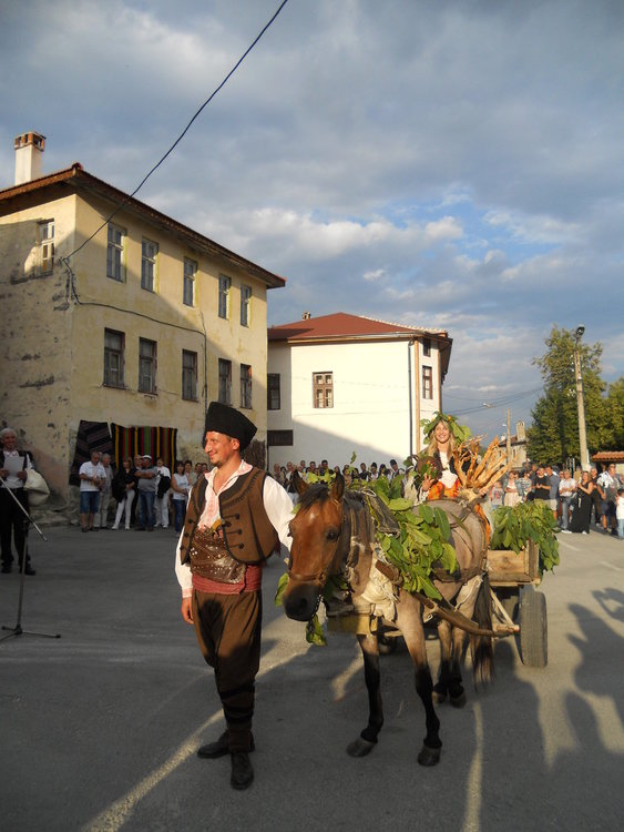 Кралица на ореха посрещнаха в Орехово, почетоха и героя от Руско-Турската освободителна война Радю Овчаров