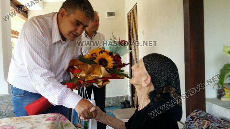 От името на Общината зам.кметът Светослав Стойков поднесе подарък