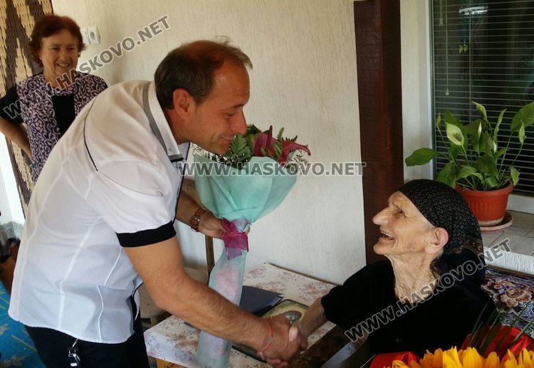 Кметът на Радиево Красимир Христов също поздрави юбилярката