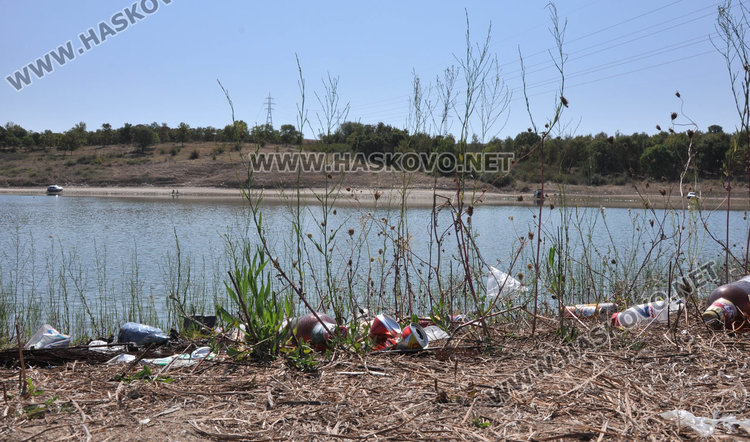 Пълнят Сивата вода, брегът на язовира превърнат в сметище
