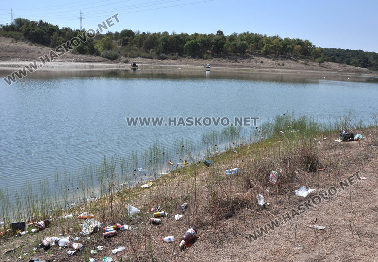 Пълнят Сивата вода, брегът на язовира превърнат в сметище