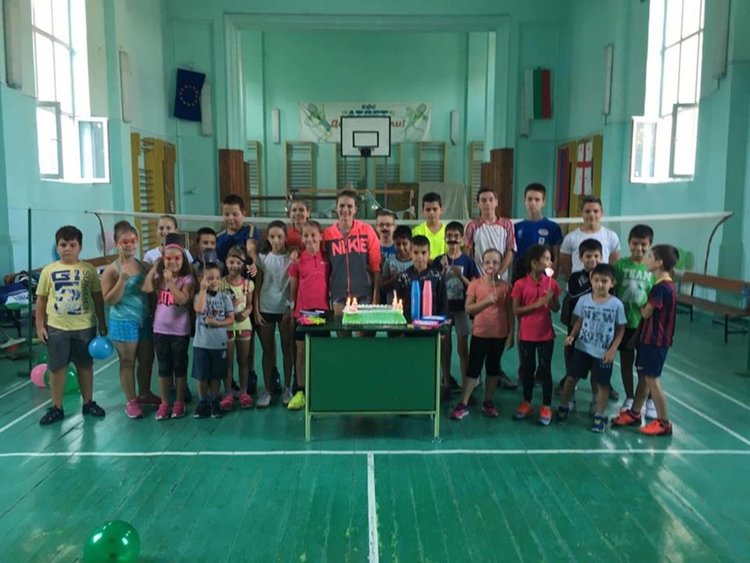 Турнирът по бадминтон започна с...торта