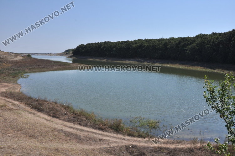 Пълнят Сивата вода, брегът на язовира превърнат в сметище