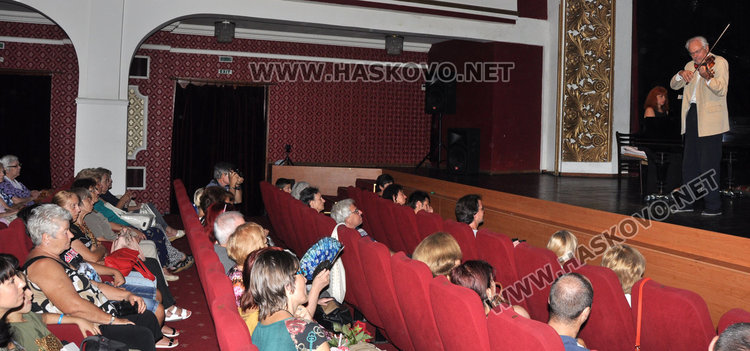 Празниците на Хасково започнаха, театърът пълен за виртуози на цигулката