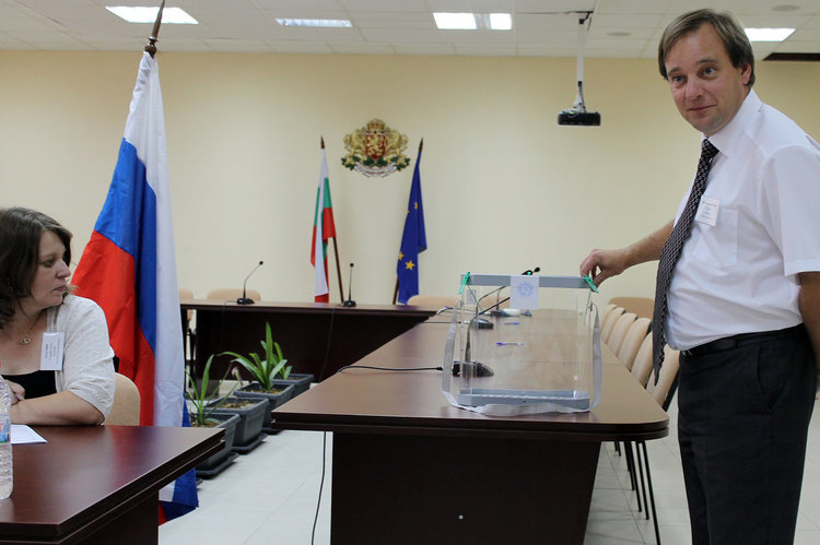 Руснаци гласуваха в Хасково 12 дни преди парламентарните избори в Русия