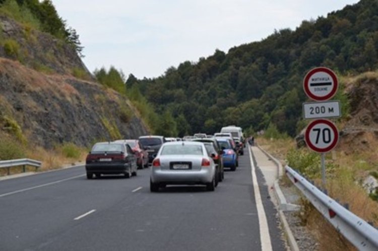 Опашката на ГКПП "Маказа" не намалява, чака се около час  