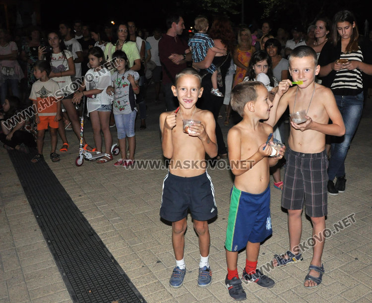 Калин Вельов и Нина Николина напълниха площада