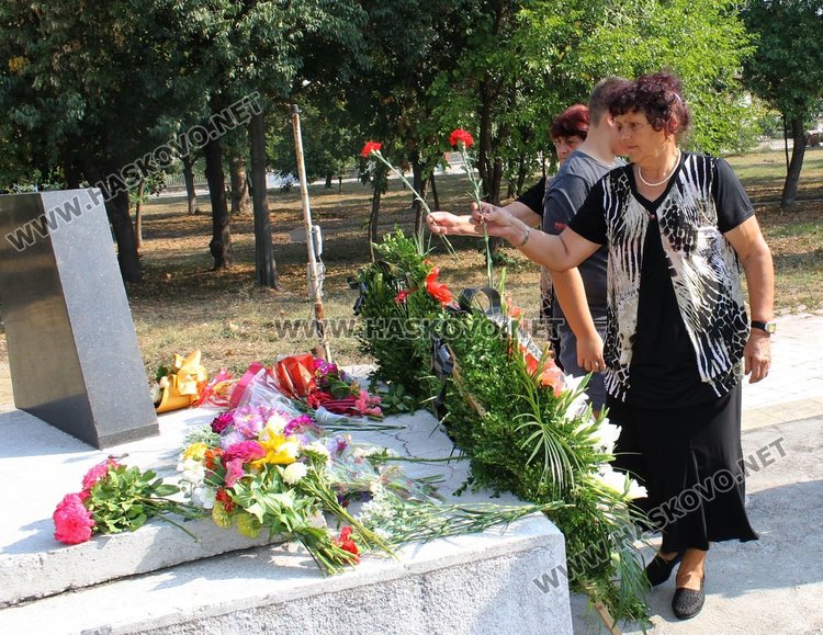 Венци цветя пред паметника на Трите поколения положиха присъстващите