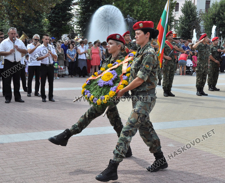 Стотици на площада за Съединението, венци и цветя на паметника
