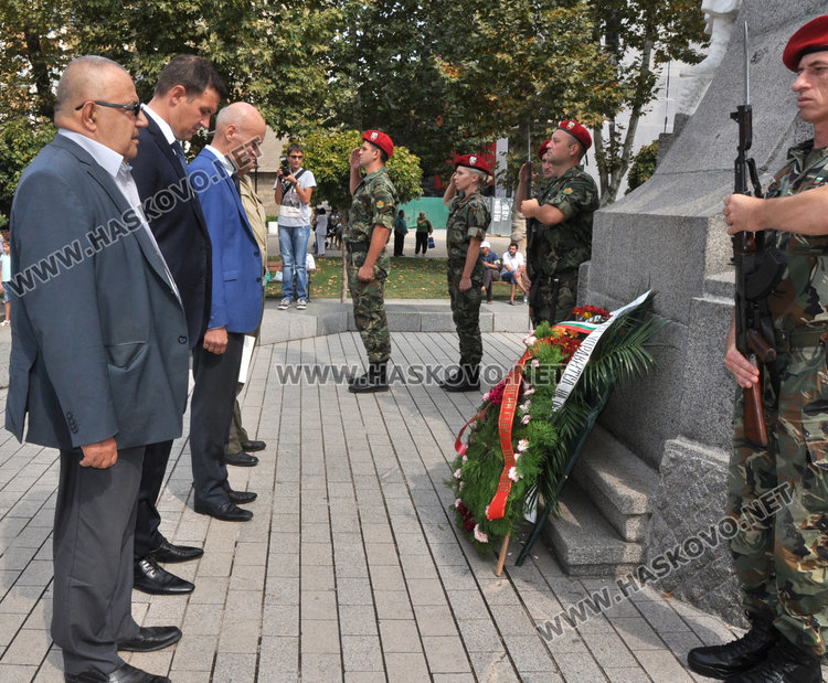 Стотици на площада за Съединението, венци и цветя на паметника