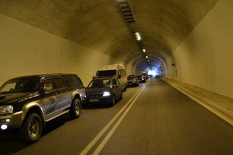 На ГКПП "Маказа" румънци се забавляват с мексиканска вълна от клаксони  