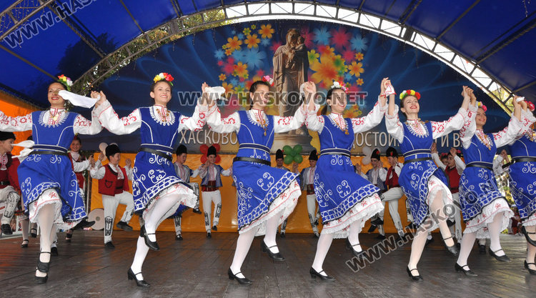 Стотици на площада за Съединението, венци и цветя на паметника