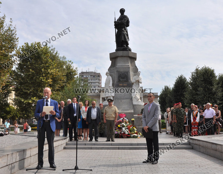 Стотици на площада за Съединението, венци и цветя на паметника