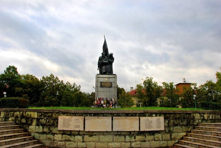 Паметникът на Освободителите в Кърджали събира родопчани в деня на Съединението