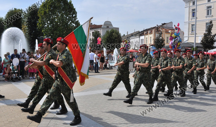 Стотици на площада за Съединението, венци и цветя на паметника