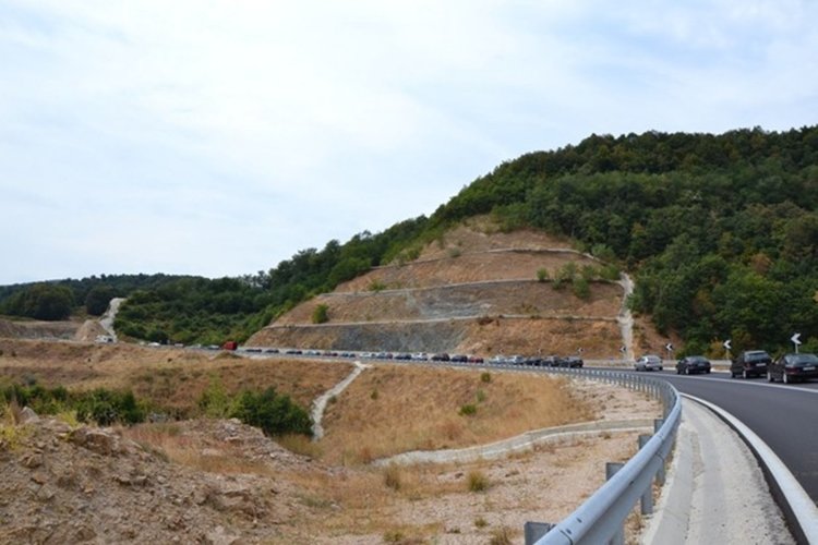 Опашката на ГКПП "Маказа" не намалява, чака се около час  