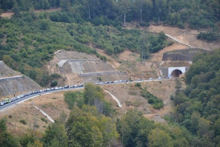 Опашката на ГКПП "Маказа" не намалява, чака се около час  