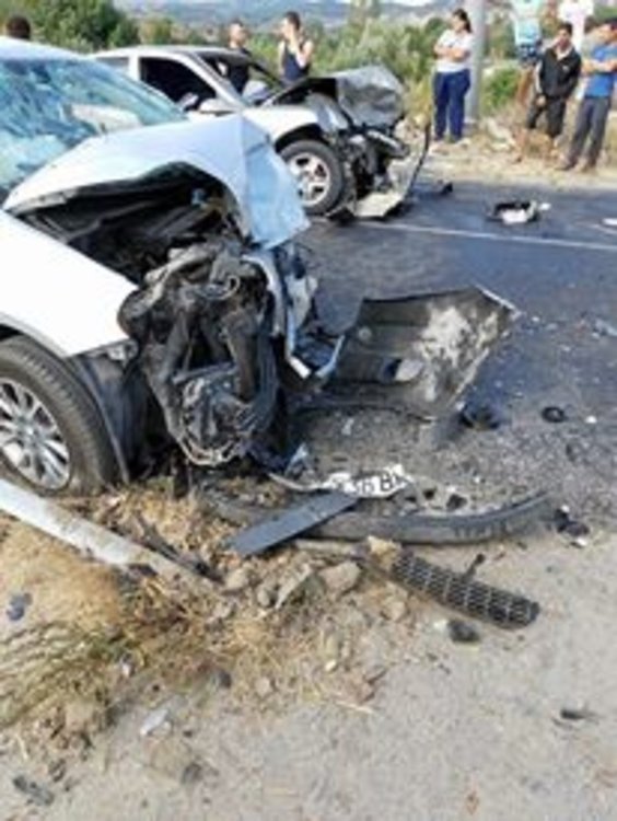 Жестока катастрофа! Две коли се сблъскаха, трима ранени