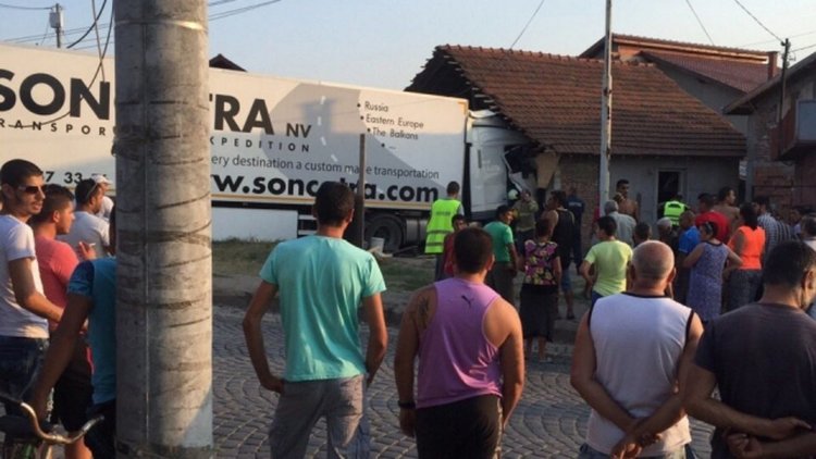 Жители на Лом протестират, блокираха опасния път