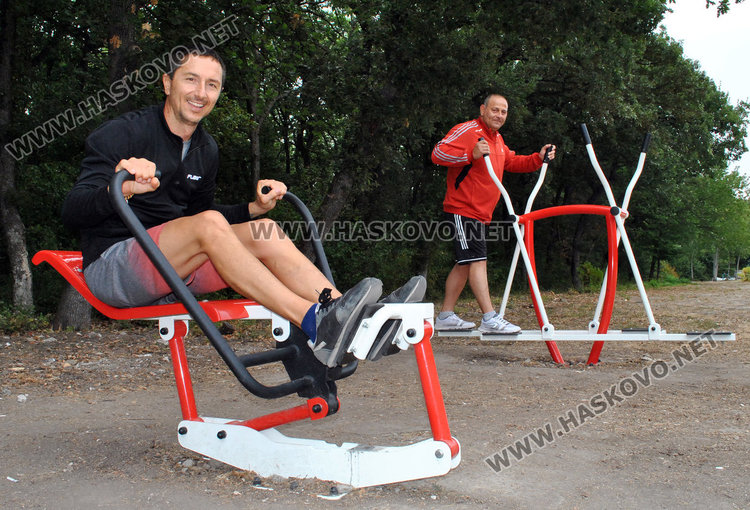 Еврошампион тренира за нова титла, докато даряват фитнес площадката в Кенана