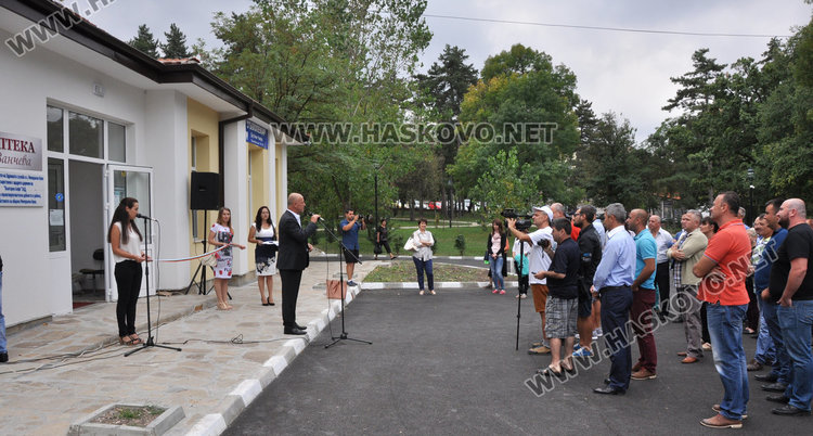 Аптека в Баните плаща 1 лв. наем, днес откриха обновената здравна служба и парк