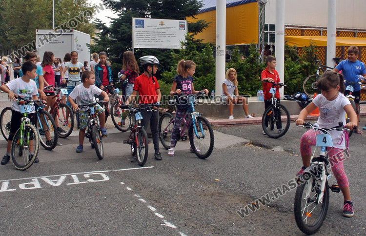 Заместничка на кмета яхна колелото на състезание по колоездене