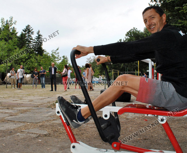 Катката напряга мускули, докато на метри от него ротарианци връчват акта за дарение на площадката на кмета 