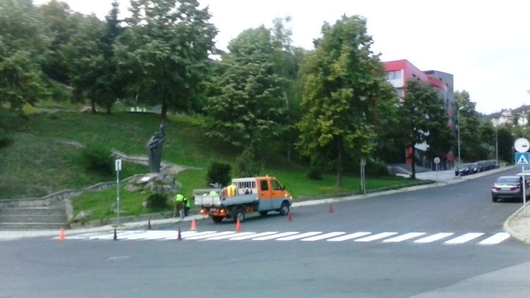 Община Смолян освежава пешеходните пътеки в близост до училища и детски градини 