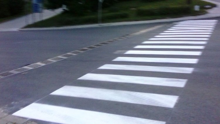 Община Смолян освежава пешеходните пътеки в близост до училища и детски градини 