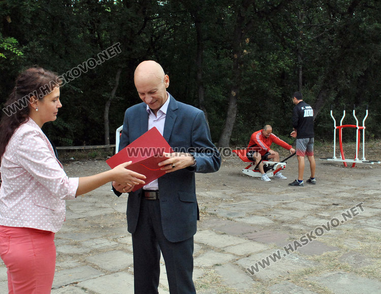 Еврошампион тренира за нова титла, докато даряват фитнес площадката в Кенана