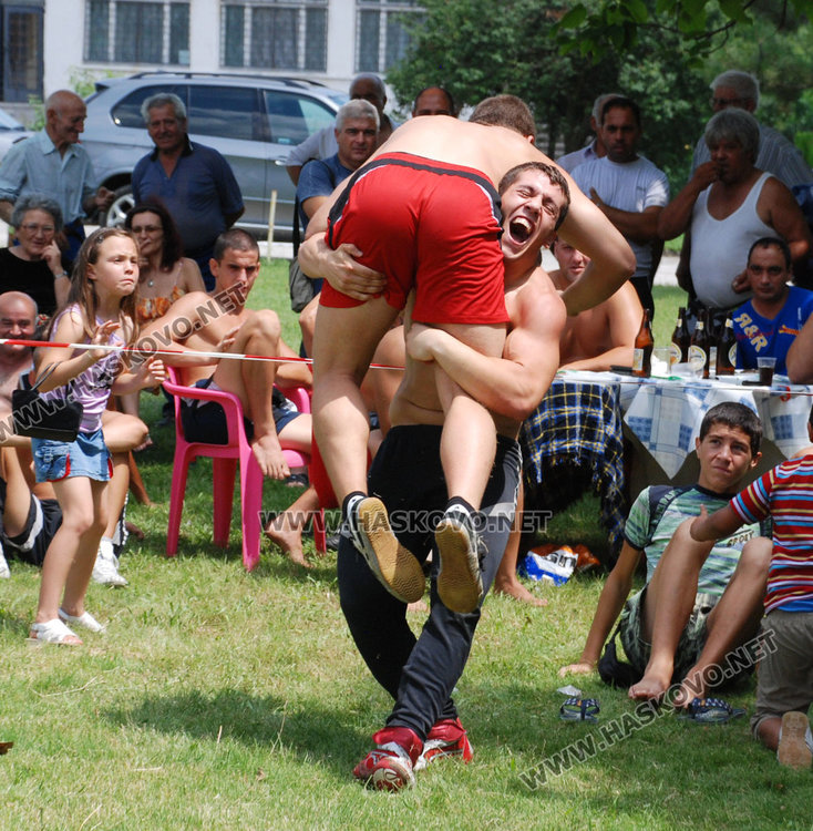 Хасковлията Георги Ванчев грабна теле на борбите в Троян